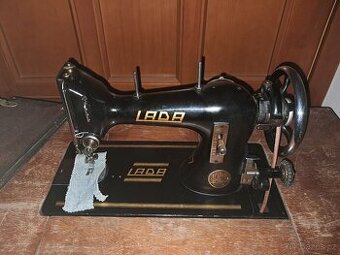Šicí stroj Lada