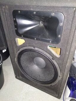 Bedna JBL bez ochranné mřížky.