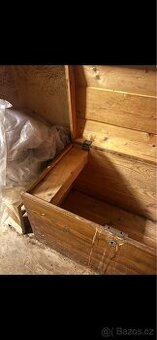 Starožitná dřevěná truhla