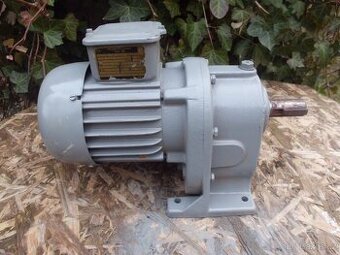 Prodám motor s převodovkou