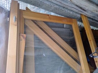 Dřevěné balkonové dveře