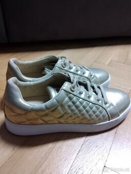 Tenisky značky GUESS nové vel. 41 zlaté