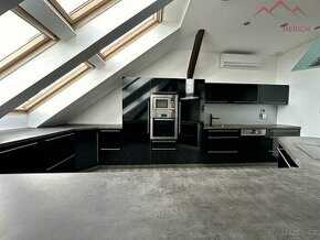 Exkluzivní pronájem podkrovního bytu 5+kk (160 m2) 28. října