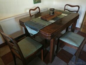 Stůl plus čtyři židle