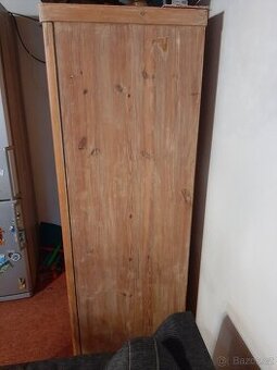 dřevěná starožitna skříň