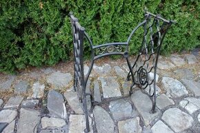 Šicí stroj - nohy - litina - Singer