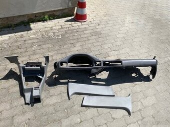 Šedý interiér BMW E34