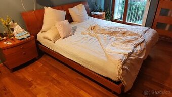 Manželská postel s nočními stolky