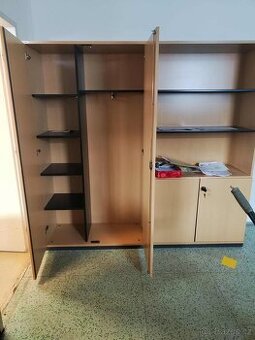 šatní skříň a příborník