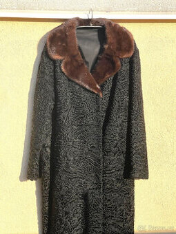 Persianový kožich s norkovým límcem