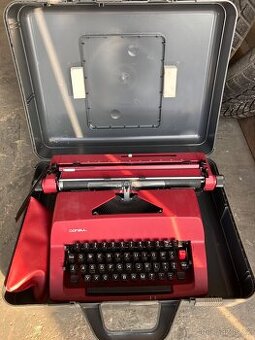 Psací stroj konsul v kufru + další zdarma
