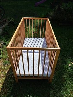 Hezká postýlka s matraci   120x60cm