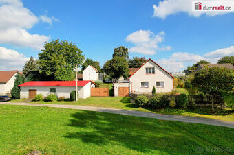 K prodeji, rodinný dům s garážemi, chlévy, stodolou, sýpkou  - 1