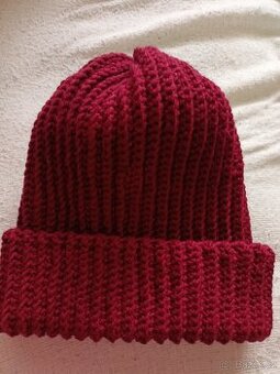 Vínová háčkovaná čepice vhodná pro ženy i děti