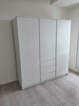 šatní skříň