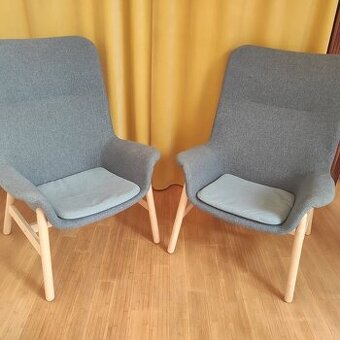 Dvě modrá křesla IKEA Vedbo s vysokou opěrkou