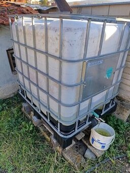 IBC kontejner od vody na plastové paletě