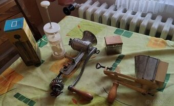 Prodám starší vybavení (převážně do kuchyně)