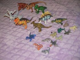 sada 17 dinosaurů - větší i menší + 1 pohyblivý pokemon