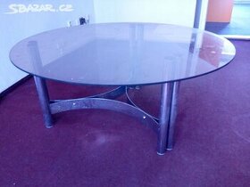 Skleněný stůl s kovovým podstavcem