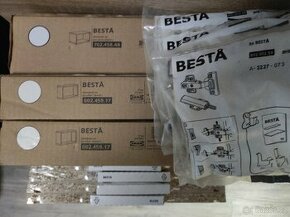 Nesestavený nábytek Ikea - nástěnná sestava Besta, panty, zá