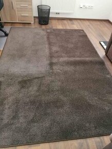 Tmavě hnědý koberec