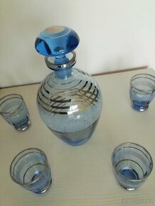 Karafa se skleničami