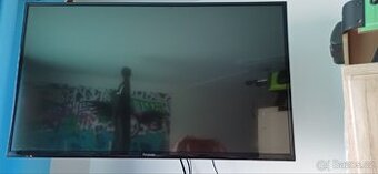 TV + posuvný a otočný držák+ Dvd přehrávač a cca 200 Dvd