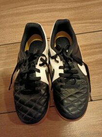 Salovky na fotbal nike 35,5