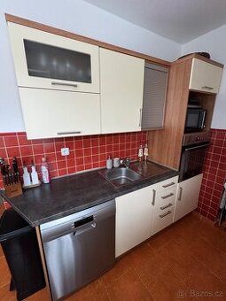 Prodám kuchyň včetně myčky AEG a výsuvné digestoře Whirlpool - 1