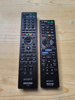 2x Dálkové ovladače SONY PS3, AV SYSTÉM RM-ADP120.
