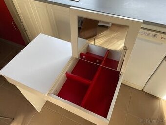 Kosmetický stolek Ikea