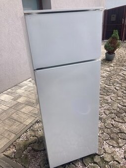 Vestavná lednice chladnička s mrazákem