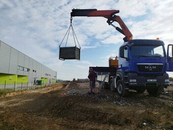 Řidič valníku s hydraulickou rukou