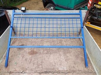 Dělící ochranná mříž korby