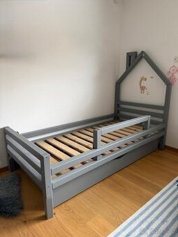 Dvě postele masiv - domeček dětská, druhá junior