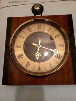 Staré nástěnné hodiny Jantar