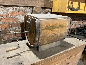 Starožitná dřevěná máselnice