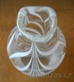 Váza s dekorem bílých vláken, návrh Milan Metelák