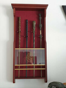 Harry Potter Stojan na 4 kouzelnické hůlky + hůlky