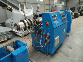 Barvící a regranulační linka s extruderem na plasty
