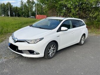 Toyota Auris 1.8i HYBRID, model 2019, naj.94xxx km