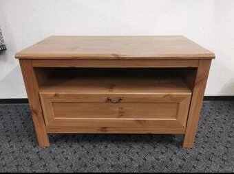 S DOVOZEM Stolek pod televizi. Ikea, série Grevbäck.