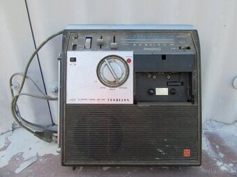 Nabízím staré radio Nacional Panasonic . Nefunkční. Chybí d