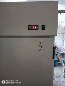 Veliká dvoudveřová profi lednice
