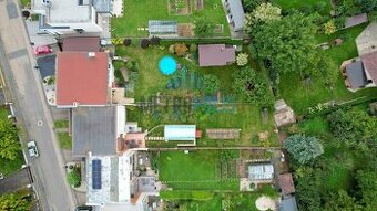 Rodinný dům s garáží, zahradou a bazénem v klidné části Bene