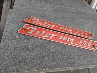 Víčka pojistek Zetor ORIGINÁLNÍ + štítky na kapotu