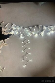 Bílá vánoční světýlka zavěs