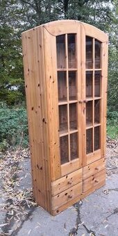 Masivní vitrína se šuplíky