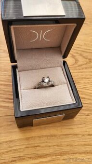 Prsten s diamantem z bílého zlata.